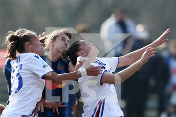 2022-03-20 - Elisa Polli (FC Internazionale) battle with UC Sampdoria players - INTER - FC INTERNAZIONALE VS UC SAMPDORIA - ITALIAN SERIE A WOMEN - SOCCER