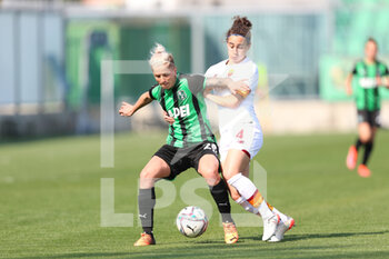 2022-03-26 - Lana Clelland of US SASSUOLO competes for the ball with Angelica Soffia of AS ROMA during the Serie A Woman match between US Sassuolo and AS Roma at Stadio Ricci on March 26, 2022 in Sassuolo (MO), Italy. - US SASSUOLO VS AS ROMA - ITALIAN SERIE A WOMEN - SOCCER