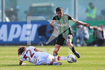 2022-03-26 - Giada Aldini of US SASSUOLO competes for the ball with Elena Linari of AS ROMA during the Serie A Woman match between US Sassuolo and AS Roma at Stadio Ricci on March 26, 2022 in Sassuolo (MO), Italy. - US SASSUOLO VS AS ROMA - ITALIAN SERIE A WOMEN - SOCCER