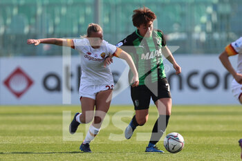 2022-03-26 - Nanoka Iriguchi of US SASSUOLO competes for the ball with Giada Greggi of AS ROMA during the Serie A Woman match between US Sassuolo and AS Roma at Stadio Ricci on March 26, 2022 in Sassuolo (MO), Italy. - US SASSUOLO VS AS ROMA - ITALIAN SERIE A WOMEN - SOCCER