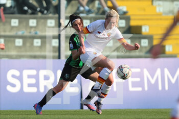 2022-03-26 - Alice Pellinghelli of US SASSUOLO competes for the ball with Sophie Roman Haug of AS ROMA during the Serie A Woman match between US Sassuolo and AS Roma at Stadio Ricci on March 26, 2022 in Sassuolo (MO), Italy. - US SASSUOLO VS AS ROMA - ITALIAN SERIE A WOMEN - SOCCER