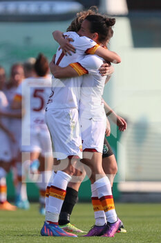 2022-03-26 - Elena Linari of AS ROMA celebrates the victory during the Serie A Woman match between US Sassuolo and AS Roma at Stadio Ricci on March 26, 2022 in Sassuolo (MO), Italy. - US SASSUOLO VS AS ROMA - ITALIAN SERIE A WOMEN - SOCCER