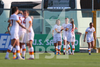 2022-03-26 - Players of AS ROMA celebrates the victory during the Serie A Woman match between US Sassuolo and AS Roma at Stadio Ricci on March 26, 2022 in Sassuolo (MO), Italy. - US SASSUOLO VS AS ROMA - ITALIAN SERIE A WOMEN - SOCCER