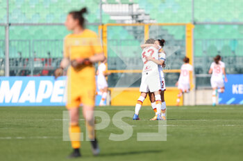 2022-03-26 - Players of AS ROMA celebrates the victory during the Serie A Woman match between US Sassuolo and AS Roma at Stadio Ricci on March 26, 2022 in Sassuolo (MO), Italy. - US SASSUOLO VS AS ROMA - ITALIAN SERIE A WOMEN - SOCCER