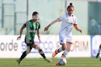 2022-03-26 - Manuela Giuliano of AS ROMA in action during the Serie A Woman match between US Sassuolo and AS Roma at Stadio Ricci on March 26, 2022 in Sassuolo (MO), Italy. - US SASSUOLO VS AS ROMA - ITALIAN SERIE A WOMEN - SOCCER