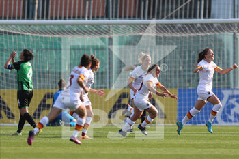 2022-03-26 - Players of AS ROMA celebrates during the Serie A Woman match between US Sassuolo and AS Roma at Stadio Ricci on March 26, 2022 in Sassuolo (MO), Italy. - US SASSUOLO VS AS ROMA - ITALIAN SERIE A WOMEN - SOCCER
