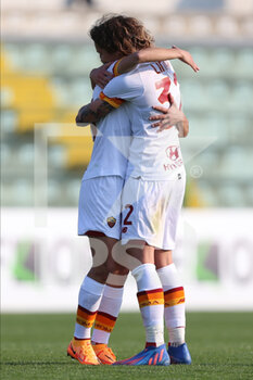 2022-03-26 - Elena Linari of AS ROMA celebrates during the Serie A Woman match between US Sassuolo and AS Roma at Stadio Ricci on March 26, 2022 in Sassuolo (MO), Italy. - US SASSUOLO VS AS ROMA - ITALIAN SERIE A WOMEN - SOCCER
