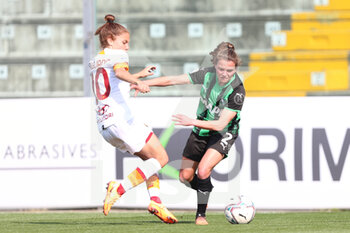 2022-03-26 - Davina Philtjens of US SASSUOLO competes for the ball with Manuela Giuliano of AS ROMA during the Serie A Woman match between US Sassuolo and AS Roma at Stadio Ricci on March 26, 2022 in Sassuolo (MO), Italy. - US SASSUOLO VS AS ROMA - ITALIAN SERIE A WOMEN - SOCCER