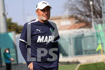 2022-03-26 - Gianpiero Piovani head coach of US SASSUOLO looks on during the Serie A Woman match between US Sassuolo and AS Roma at Stadio Ricci on March 26, 2022 in Sassuolo (MO), Italy. - US SASSUOLO VS AS ROMA - ITALIAN SERIE A WOMEN - SOCCER