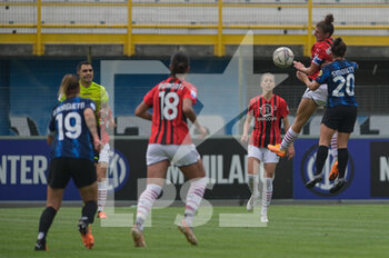 2022-05-07 - Simonetti Flaminia (FC Internazionale) and Bergamaschi Valentina (AC Milan) battle for the ball. - INTER - FC INTERNAZIONALE VS AC MILAN - ITALIAN SERIE A WOMEN - SOCCER