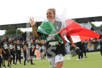 2022-05-07 - Lisa Boattin (JUVENTUS WOMEN) celebrates the victory of the Italian Championship - JUVENTUS FC VS US SASSUOLO - ITALIAN SERIE A WOMEN - SOCCER
