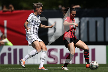 2022-05-14 - Alia Guagni (AC Milan) is challenged by Lina Mona Andrea Hurtig (Juventus FC) - AC MILAN VS JUVENTUS FC - ITALIAN SERIE A WOMEN - SOCCER