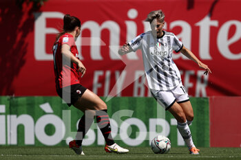2022-05-14 - Lina Mona Andrea Hurtig (Juventus FC) is challenged by Alia Guagni (AC Milan) - AC MILAN VS JUVENTUS FC - ITALIAN SERIE A WOMEN - SOCCER