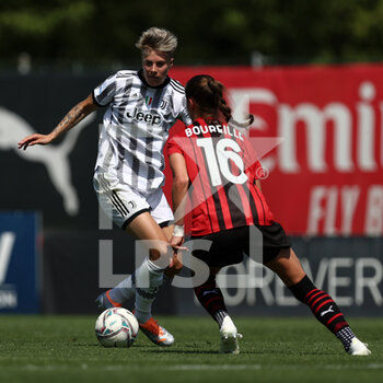2022-05-14 - Lina Mona Andrea Hurtig (Juventus FC) is challenged by Noa Selimohdzic (AC Milan) - AC MILAN VS JUVENTUS FC - ITALIAN SERIE A WOMEN - SOCCER