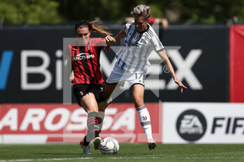 2022-05-14 - Alia Guagni (AC Milan) and Lina Mona Andrea Hurtig (Juventus FC) battle for the ball  - AC MILAN VS JUVENTUS FC - ITALIAN SERIE A WOMEN - SOCCER