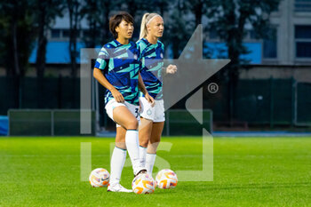 2022-09-30 - Inter´s Mihashi Mana and Van der Grangt Warming Up - COMO WOMEN VS INTER - FC INTERNAZIONALE - ITALIAN SERIE A WOMEN - SOCCER