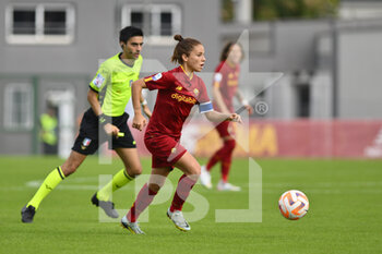 2022-10-23 - Manuela Giugliano of AS Roma Women during the 7th day of the Serie A Championship between A.S. Roma Women and F.C. Como Women at the stadio Tre Fontane on 23th of September, 2022 in Rome, Italy. - AS ROMA VS COMO WOMEN - ITALIAN SERIE A WOMEN - SOCCER