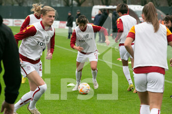 2022-12-04 - Valentina Giacinti warm up (As Roma) - AC MILAN VS AS ROMA - ITALIAN SERIE A WOMEN - SOCCER