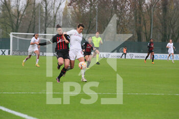 2022-12-04 - Laura Fusetti (Milan) game foul on Valentina Giacinti - AC MILAN VS AS ROMA - ITALIAN SERIE A WOMEN - SOCCER