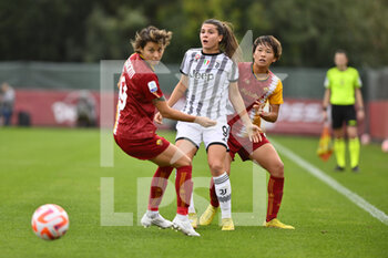 2022-12-11 - Sofia Cantore of Juventus Women and Moeka Minami of AS Roma Women during the 12th day of the Serie A Championship between A.S. Roma Women and Juventus F.C. Women at the Stadio Tre Fontane on 11th of December, 2022 in Rome, Italy. - AS ROMA VS JUVENTUS FC - ITALIAN SERIE A WOMEN - SOCCER