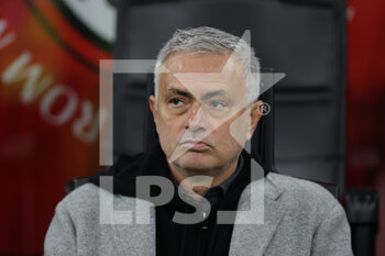 2022-01-06 - Jose Mourinho Head Coach of AS Roma in the bench during the Serie A 2021/22 football match between AC Milan and AS Roma at Giuseppe Meazza Stadium, Milan, Italy on January 06, 2022 - AC MILAN VS AS ROMA - ITALIAN SERIE A - SOCCER
