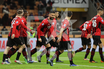 2022-01-06 - Olivier Giroud of AC Milan celebrates with his teammates after scoring a goal during the Serie A 2021/22 football match between AC Milan and AS Roma at Giuseppe Meazza Stadium, Milan, Italy on January 06, 2022 - AC MILAN VS AS ROMA - ITALIAN SERIE A - SOCCER