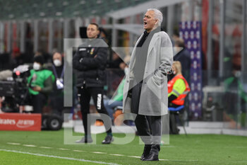 2022-01-06 - Jose Mourinho Head Coach of AS Roma reacts from the bench during the Serie A 2021/22 football match between AC Milan and AS Roma at Giuseppe Meazza Stadium, Milan, Italy on January 06, 2022 - AC MILAN VS AS ROMA - ITALIAN SERIE A - SOCCER
