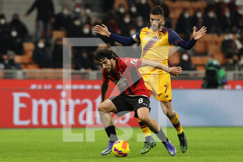 2022-01-06 - Sandro Tonali of AC Milan fights for the ball against Lorenzo Pellegrini of AS Roma during the Serie A 2021/22 football match between AC Milan and AS Roma at Giuseppe Meazza Stadium, Milan, Italy on January 06, 2022 - AC MILAN VS AS ROMA - ITALIAN SERIE A - SOCCER
