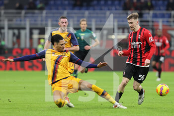 2022-01-06 - Chris Smalling of AS Roma fights for the ball against Alexis Saelemaekers of AC Milan during the Serie A 2021/22 football match between AC Milan and AS Roma at Giuseppe Meazza Stadium, Milan, Italy on January 06, 2022 - AC MILAN VS AS ROMA - ITALIAN SERIE A - SOCCER