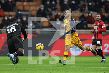 2022-01-06 - Lorenzo Pellegrini of AS Roma in action during the Serie A 2021/22 football match between AC Milan and AS Roma at Giuseppe Meazza Stadium, Milan, Italy on January 06, 2022 - AC MILAN VS AS ROMA - ITALIAN SERIE A - SOCCER
