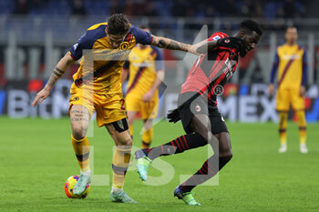 2022-01-06 - Nicolo Zaniolo of AS Roma fights for the ball against Tiemoue Bakayoko of AC Milan during the Serie A 2021/22 football match between AC Milan and AS Roma at Giuseppe Meazza Stadium, Milan, Italy on January 06, 2022 - AC MILAN VS AS ROMA - ITALIAN SERIE A - SOCCER
