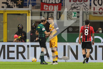 2022-01-06 - Gianluca Mancini of AS Roma red card during the Serie A 2021/22 football match between AC Milan and AS Roma at Giuseppe Meazza Stadium, Milan, Italy on January 06, 2022 - AC MILAN VS AS ROMA - ITALIAN SERIE A - SOCCER
