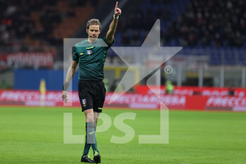 2022-01-06 - Referee Daniele Chiffi in action during the Serie A 2021/22 football match between AC Milan and AS Roma at Giuseppe Meazza Stadium, Milan, Italy on January 06, 2022 - AC MILAN VS AS ROMA - ITALIAN SERIE A - SOCCER