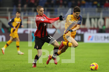 2022-01-06 - Andrea Conti of AC Milan fights for the ball against Eldor Shomurodov of AS Roma during the Serie A 2021/22 football match between AC Milan and AS Roma at Giuseppe Meazza Stadium, Milan, Italy on January 06, 2022 - AC MILAN VS AS ROMA - ITALIAN SERIE A - SOCCER