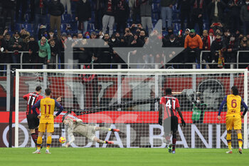 2022-01-06 - Zlatan Ibrahimovic of AC Milan kicking a penalty during the Serie A 2021/22 football match between AC Milan and AS Roma at Giuseppe Meazza Stadium, Milan, Italy on January 06, 2022 - AC MILAN VS AS ROMA - ITALIAN SERIE A - SOCCER