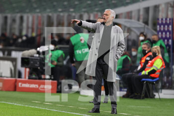 2022-01-06 - Jose Mourinho Head Coach of AS Roma reacts from the bench during the Serie A 2021/22 football match between AC Milan and AS Roma at Giuseppe Meazza Stadium, Milan, Italy on January 06, 2022 - AC MILAN VS AS ROMA - ITALIAN SERIE A - SOCCER