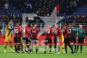 2022-01-06 - Players of AC Milan celebrate the victory at the end of the match during the Serie A 2021/22 football match between AC Milan and AS Roma at Giuseppe Meazza Stadium, Milan, Italy on January 06, 2022 - AC MILAN VS AS ROMA - ITALIAN SERIE A - SOCCER
