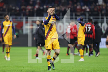 2022-01-06 - Lorenzo Pellegrini of AS Roma greets the fans during the Serie A 2021/22 football match between AC Milan and AS Roma at Giuseppe Meazza Stadium, Milan, Italy on January 06, 2022 - AC MILAN VS AS ROMA - ITALIAN SERIE A - SOCCER
