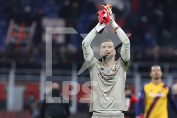 2022-01-06 - Rui Patricio of AS Roma greets the fans during the Serie A 2021/22 football match between AC Milan and AS Roma at Giuseppe Meazza Stadium, Milan, Italy on January 06, 2022 - AC MILAN VS AS ROMA - ITALIAN SERIE A - SOCCER