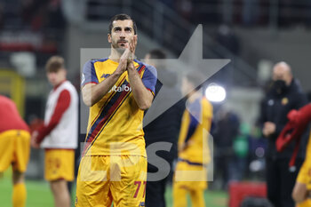 2022-01-06 - Henrikh Mkhitaryan of AS Roma greets the fans during the Serie A 2021/22 football match between AC Milan and AS Roma at Giuseppe Meazza Stadium, Milan, Italy on January 06, 2022 - AC MILAN VS AS ROMA - ITALIAN SERIE A - SOCCER