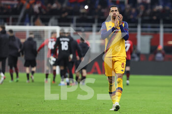 2022-01-06 - Chris Smalling of AS Roma greets the fans during the Serie A 2021/22 football match between AC Milan and AS Roma at Giuseppe Meazza Stadium, Milan, Italy on January 06, 2022 - AC MILAN VS AS ROMA - ITALIAN SERIE A - SOCCER