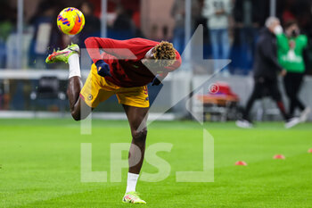 2022-01-06 - Tammy Abraham of AS Roma warms up during the Serie A 2021/22 football match between AC Milan and AS Roma at Giuseppe Meazza Stadium, Milan, Italy on January 06, 2022 - AC MILAN VS AS ROMA - ITALIAN SERIE A - SOCCER