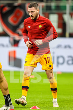 2022-01-06 - Jordan Veretout of AS Roma warms up during the Serie A 2021/22 football match between AC Milan and AS Roma at Giuseppe Meazza Stadium, Milan, Italy on January 06, 2022 - AC MILAN VS AS ROMA - ITALIAN SERIE A - SOCCER