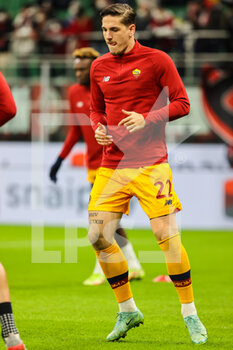 2022-01-06 - Nicolo Zaniolo of AS Roma warms up during the Serie A 2021/22 football match between AC Milan and AS Roma at Giuseppe Meazza Stadium, Milan, Italy on January 06, 2022 - AC MILAN VS AS ROMA - ITALIAN SERIE A - SOCCER