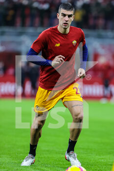 2022-01-06 - Gianluca Mancini of AS Roma warms up during the Serie A 2021/22 football match between AC Milan and AS Roma at Giuseppe Meazza Stadium, Milan, Italy on January 06, 2022 - AC MILAN VS AS ROMA - ITALIAN SERIE A - SOCCER