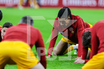 2022-01-06 - Chris Smalling of AS Roma warms up during the Serie A 2021/22 football match between AC Milan and AS Roma at Giuseppe Meazza Stadium, Milan, Italy on January 06, 2022 - AC MILAN VS AS ROMA - ITALIAN SERIE A - SOCCER