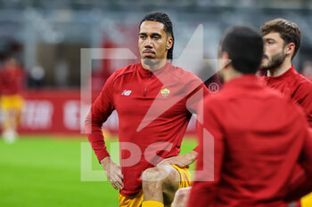 2022-01-06 - Chris Smalling of AS Roma warms up during the Serie A 2021/22 football match between AC Milan and AS Roma at Giuseppe Meazza Stadium, Milan, Italy on January 06, 2022 - AC MILAN VS AS ROMA - ITALIAN SERIE A - SOCCER