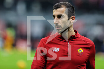 2022-01-06 - Henrikh Mkhitaryan of AS Roma looks on during the Serie A 2021/22 football match between AC Milan and AS Roma at Giuseppe Meazza Stadium, Milan, Italy on January 06, 2022 - AC MILAN VS AS ROMA - ITALIAN SERIE A - SOCCER