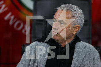 2022-01-06 - Jose Mourinho Head Coach of AS Roma looks on during the Serie A 2021/22 football match between AC Milan and AS Roma at Giuseppe Meazza Stadium, Milan, Italy on January 06, 2022 - AC MILAN VS AS ROMA - ITALIAN SERIE A - SOCCER