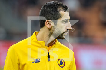 2022-01-06 - Henrikh Mkhitaryan of AS Roma looks on during the Serie A 2021/22 football match between AC Milan and AS Roma at Giuseppe Meazza Stadium, Milan, Italy on January 06, 2022 - AC MILAN VS AS ROMA - ITALIAN SERIE A - SOCCER